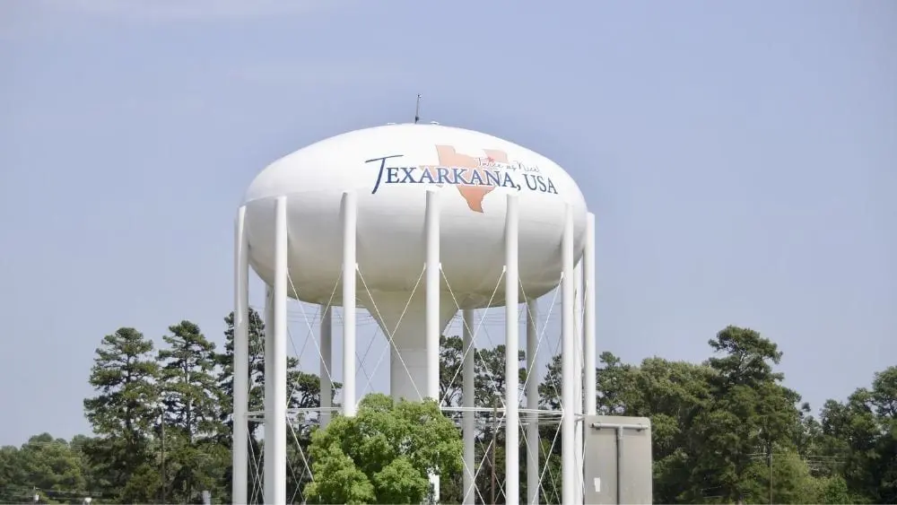 A water tower that reads "Texarkana, Texas."