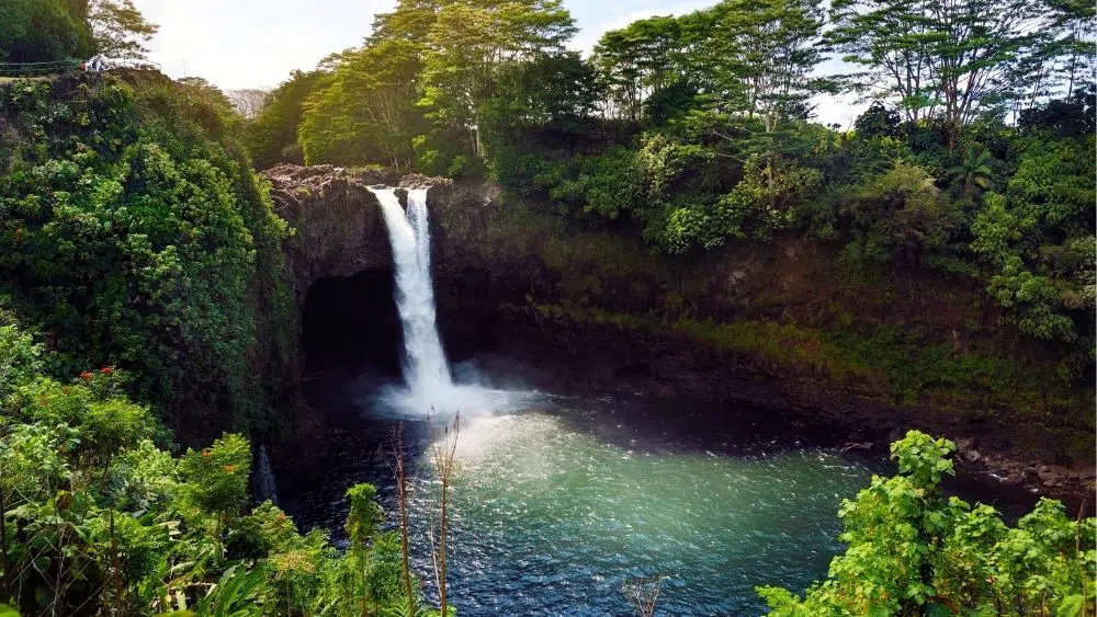 waterfalls in hilo, hawaii