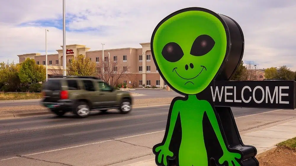 alien welcome sign to roswell, new mexico