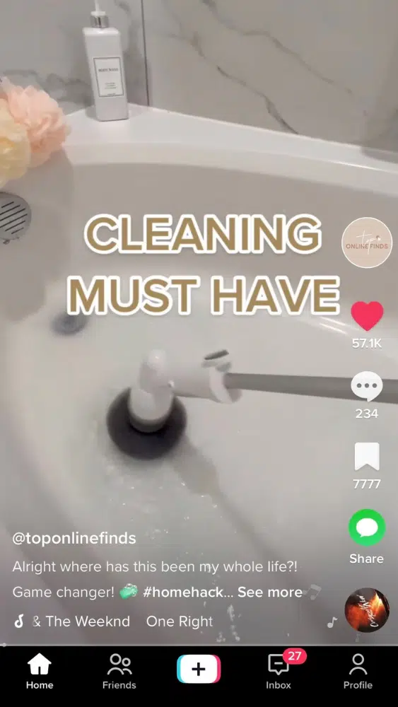Screenshot of @toponlinefinds' vide reviewing an extendable shower scrubber.